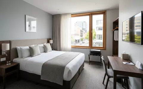 Fotorealistische Aufnahme von Hotelzimmer auf Reisen zum Thema Ibis Hotel, ISIN FR0000120404, natuerliches Licht - Foto: THN