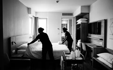 Schwarzweiss-Reportage mit Hotelzimmer zum Thema Ibis Hotel, ISIN FR0000120404, hoher Kontrast, sachlich dargestellt - Foto: THN
