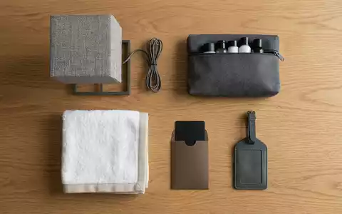 Flatlay-Arrangement rund um Hotelzimmer zum Thema Ibis Hotel, ISIN FR0000120404, weiches Oberlicht - Foto: THN