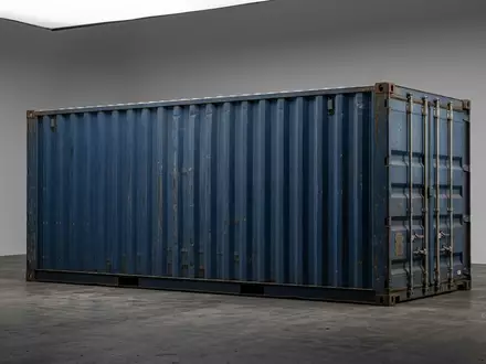 Fotorealistische Studioaufnahme von Frachtcontainer zum Thema Maersk Container Tracking, ISIN DK0010244508, klare Lichtfuehrung - Foto: THN