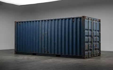Fotorealistische Studioaufnahme von Frachtcontainer zum Thema Maersk Container Tracking, ISIN DK0010244508, klare Lichtfuehrung - Foto: THN