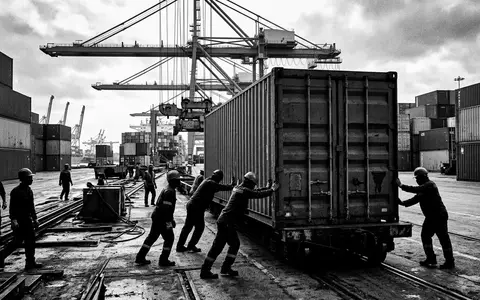 Schwarzweiss-Reportage mit Frachtcontainer zum Thema Maersk Container Tracking, ISIN DK0010244508, hoher Kontrast - Foto: THN
