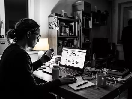 Schwarzweiss-Reportage mit Einkaufsplattform zum Thema About You App, ISIN DE000A3CNK42, hoher Kontrast - Foto: THN