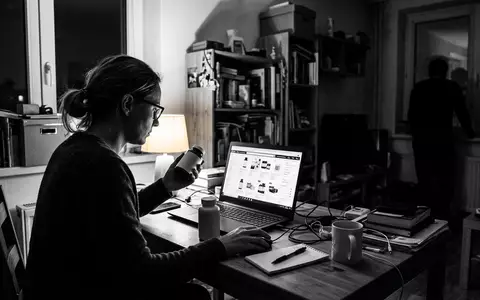 Schwarzweiss-Reportage mit Einkaufsplattform zum Thema About You App, ISIN DE000A3CNK42, hoher Kontrast - Foto: THN