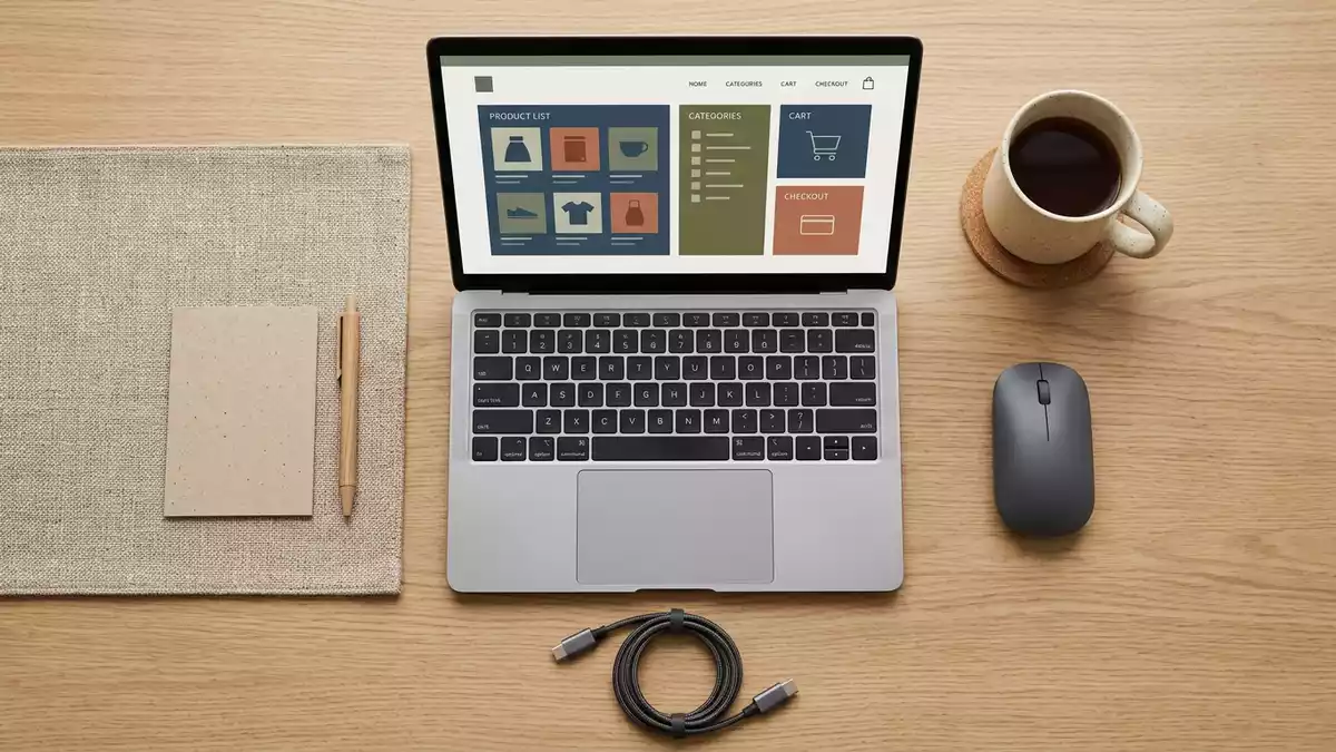 Flatlay-Arrangement rund um Einkaufsplattform mit passenden Requisiten von oben