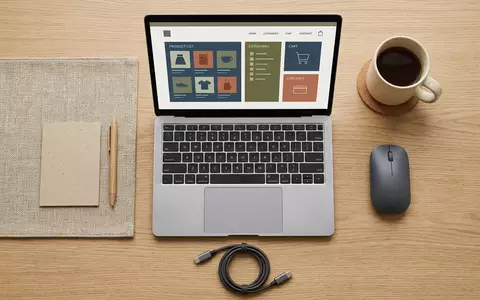 Flatlay-Arrangement rund um Einkaufsplattform zum Thema About You App, ISIN DE000A3CNK42, weiches Oberlicht - Foto: THN
