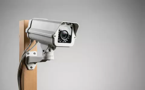 Fotorealistische Studioaufnahme von Überwachungskamera zum Thema Arlo Pro 4 Kamera, ISIN US04206A1016, klare Lichtfuehrung - Foto: THN