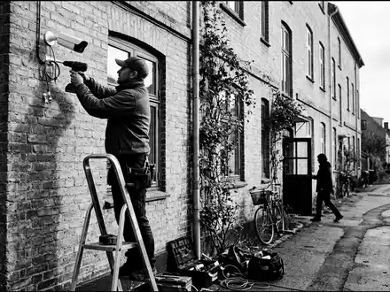 Schwarzweiss-Reportage mit Überwachungskamera zum Thema Arlo Pro 4 Kamera, ISIN US04206A1016, hoher Kontrast - Foto: THN