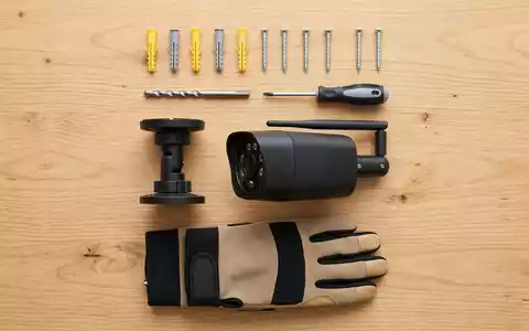 Flatlay-Arrangement rund um Überwachungskamera zum Thema Arlo Pro 4 Kamera, ISIN US04206A1016, weiches Oberlicht - Foto: THN