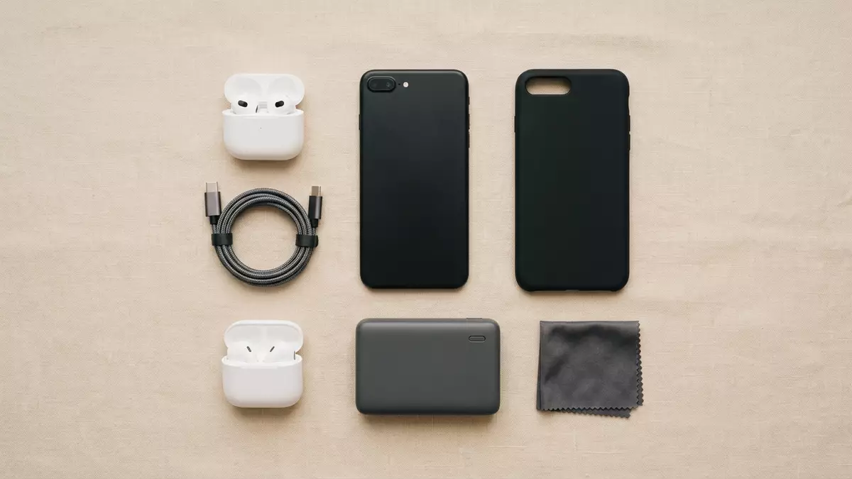 Flatlay-Arrangement rund um Smartphone mit passenden Requisiten von oben, neutral