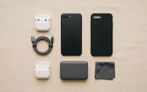 Flatlay-Arrangement rund um Smartphone zum Thema iPhone 15, ISIN US0378331005, weiches Oberlicht - Foto: THN