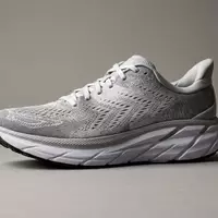 Fotorealistische Studioaufnahme von Laufschuh zum Thema Asics Novablast, ISIN JP3118000003, klare Lichtfuehrung - Foto: THN