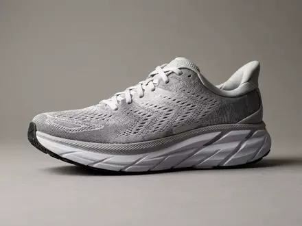 Fotorealistische Studioaufnahme von Laufschuh zum Thema Asics Novablast, ISIN JP3118000003, klare Lichtfuehrung - Foto: THN