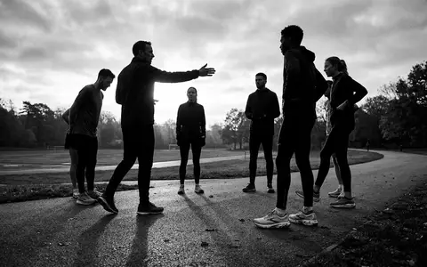 Schwarzweiss-Reportage mit Laufschuh zum Thema Asics Novablast, ISIN JP3118000003, hoher Kontrast, sachlich dargestellt - Foto: THN