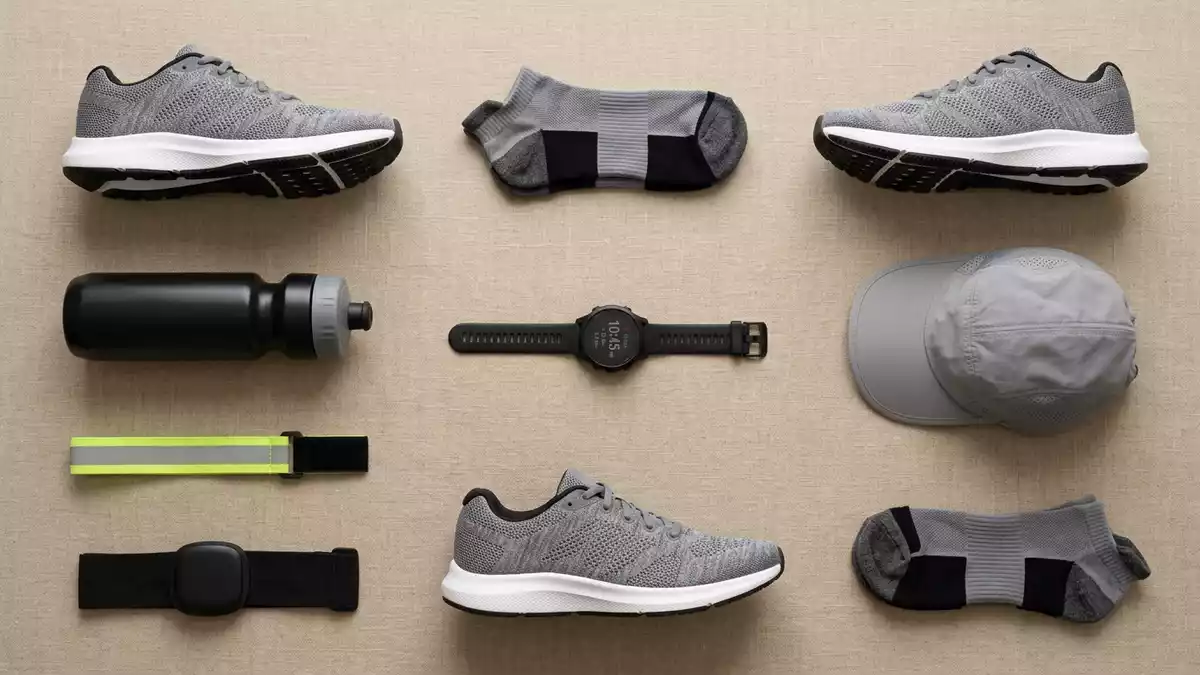 Flatlay-Arrangement rund um Laufschuh mit passenden Requisiten von oben, neutral