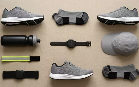Flatlay-Arrangement rund um Laufschuh zum Thema Asics Novablast, ISIN JP3118000003, weiches Oberlicht - Foto: THN