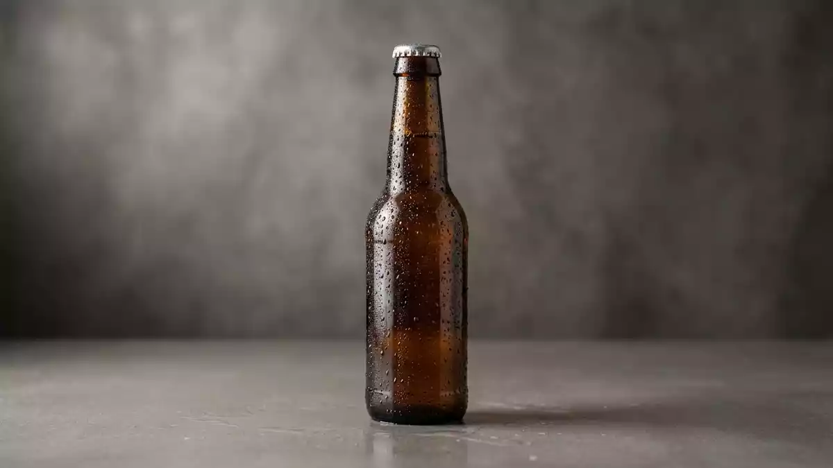 Fotorealistische Studioansicht von Bierflasche in neutraler Produktdarstellung