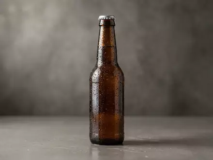 Fotorealistische Studioaufnahme von Bierflasche zum Thema Beck's Bier, ISIN BE0974293251, klare Lichtfuehrung - Foto: THN