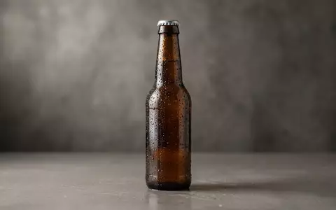 Fotorealistische Studioaufnahme von Bierflasche zum Thema Beck's Bier, ISIN BE0974293251, klare Lichtfuehrung - Foto: THN