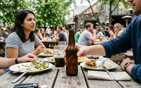 Fotorealistische Aufnahme von Bierflasche beim Essen zum Thema Beck's Bier, ISIN BE0974293251, natuerliches Licht - Foto: THN
