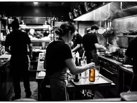 Schwarzweiss-Reportage mit Bierflasche zum Thema Beck's Bier, ISIN BE0974293251, hoher Kontrast, sachlich dargestellt - Foto: THN