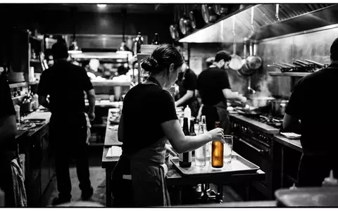 Schwarzweiss-Reportage mit Bierflasche zum Thema Beck's Bier, ISIN BE0974293251, hoher Kontrast, sachlich dargestellt - Foto: THN