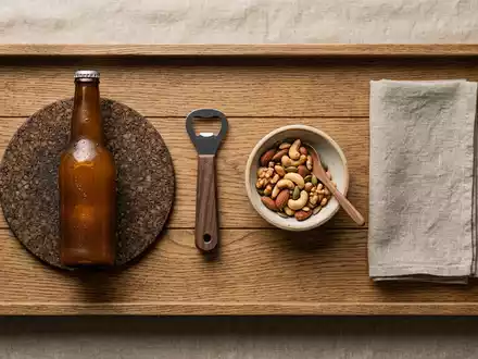 Flatlay-Arrangement rund um Bierflasche zum Thema Beck's Bier, ISIN BE0974293251, weiches Oberlicht - Foto: THN