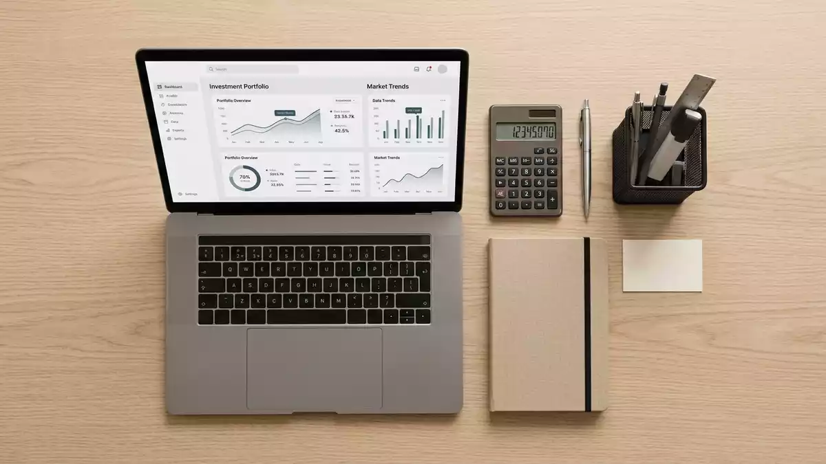 Flatlay-Arrangement rund um Wertpapierdepot mit passenden Requisiten von oben, neutral