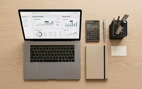 Flatlay-Arrangement rund um Wertpapierdepot zum Thema Amundi ETF, ISIN FR0004125920, weiches Oberlicht - Foto: THN
