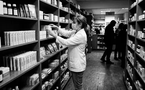 Schwarzweiss-Reportage mit Erkältungstabletten zum Thema Aspirin Complex, ISIN DE000BAY0017, hoher Kontrast, sachlich dargestellt - Foto: THN