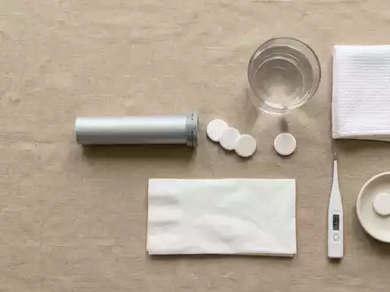 Flatlay-Arrangement rund um Erkältungstabletten zum Thema Aspirin Complex, ISIN DE000BAY0017, weiches Oberlicht - Foto: THN