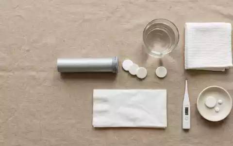 Flatlay-Arrangement rund um Erkältungstabletten zum Thema Aspirin Complex, ISIN DE000BAY0017, weiches Oberlicht - Foto: THN