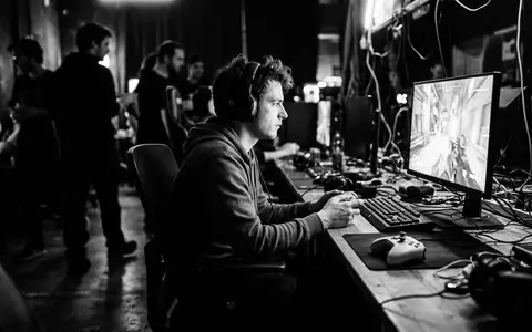 Schwarzweiss-Reportage mit Fantasy-Videospiel zum Thema Elden Ring, ISIN JP3778630008, hoher Kontrast, sachlich dargestellt - Foto: THN