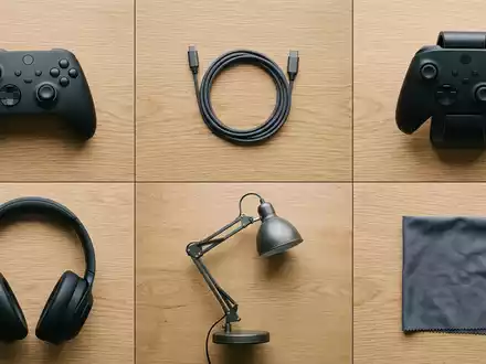 Flatlay-Arrangement rund um Fantasy-Videospiel zum Thema Elden Ring, ISIN JP3778630008, weiches Oberlicht - Foto: THN