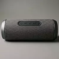 Fotorealistische Studioaufnahme von Bluetooth-Lautsprecher zum Thema Beosound Lautsprecher, ISIN DK0010218429, klare Lichtfuehrung - Foto: THN