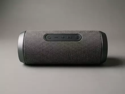 Fotorealistische Studioaufnahme von Bluetooth-Lautsprecher zum Thema Beosound Lautsprecher, ISIN DK0010218429, klare Lichtfuehrung - Foto: THN