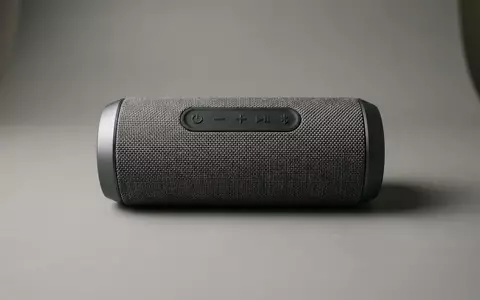 Fotorealistische Studioaufnahme von Bluetooth-Lautsprecher zum Thema Beosound Lautsprecher, ISIN DK0010218429, klare Lichtfuehrung - Foto: THN