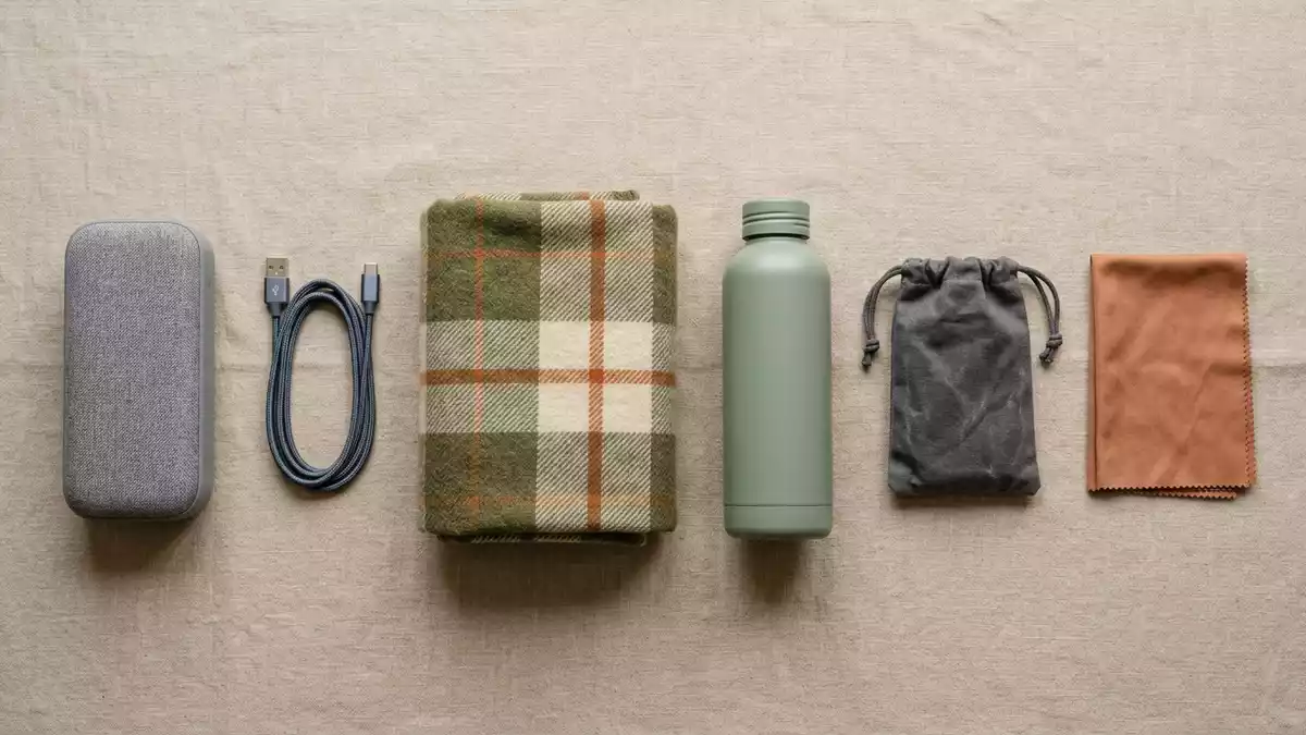 Flatlay-Arrangement rund um Bluetooth-Lautsprecher mit passenden Requisiten von oben