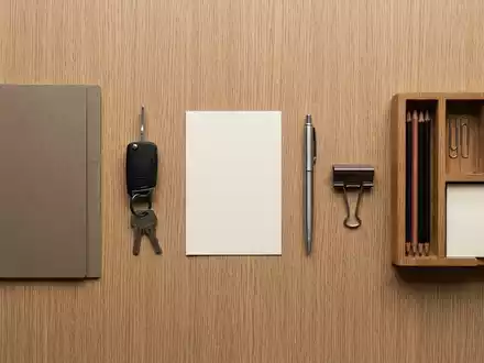 Flatlay-Arrangement rund um Versicherungsmappe zum Thema AXA KFZ-Versicherung, ISIN FR0000120628, weiches Oberlicht - Foto: THN