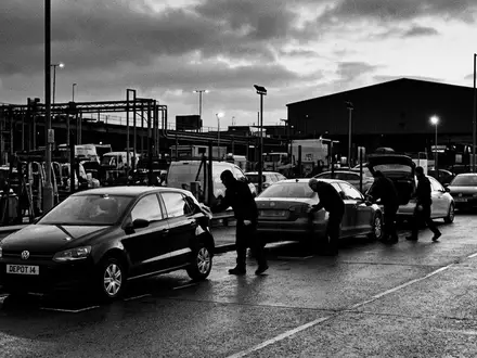 Schwarzweiss-Reportage mit Mietwagen zum Thema Avis Mietwagen, ISIN US0537741052, hoher Kontrast, sachlich dargestellt - Foto: THN