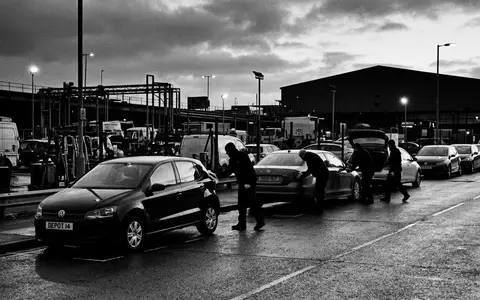 Schwarzweiss-Reportage mit Mietwagen zum Thema Avis Mietwagen, ISIN US0537741052, hoher Kontrast, sachlich dargestellt - Foto: THN