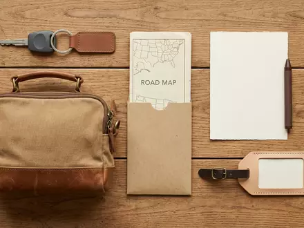 Flatlay-Arrangement rund um Mietwagen zum Thema Avis Mietwagen, ISIN US0537741052, weiches Oberlicht - Foto: THN