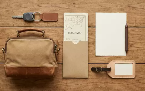 Flatlay-Arrangement rund um Mietwagen zum Thema Avis Mietwagen, ISIN US0537741052, weiches Oberlicht - Foto: THN