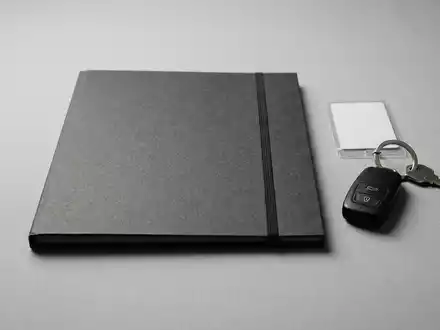 Fotorealistische Studioaufnahme von Versicherungsmappe zum Thema Allianz Haftpflicht, ISIN DE0008404005, klare Lichtfuehrung - Foto: THN