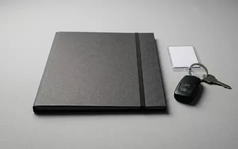 Fotorealistische Studioaufnahme von Versicherungsmappe zum Thema Allianz Haftpflicht, ISIN DE0008404005, klare Lichtfuehrung - Foto: THN