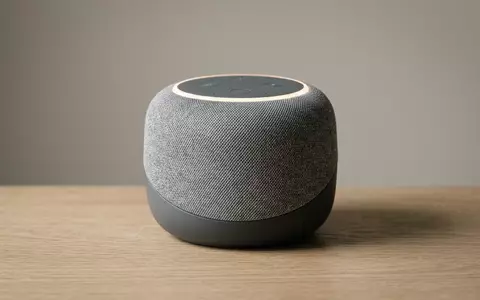 Fotorealistische Studioaufnahme von Smart-Lautsprecher zum Thema Amazon Echo Dot, ISIN US0231351067, klare Lichtfuehrung - Foto: THN