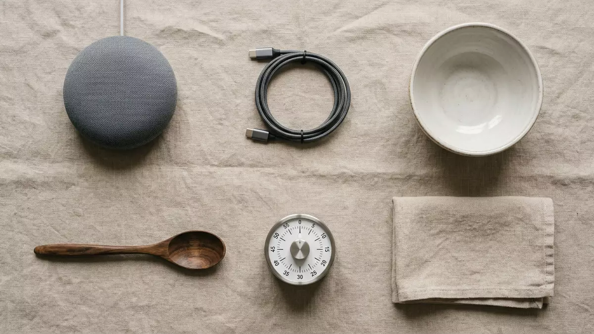 Flatlay-Arrangement rund um Smart-Lautsprecher mit passenden Requisiten von oben