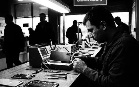 Schwarzweiss-Reportage mit Smartphone zum Thema Google Pixel 8, ISIN US02079K3059, hoher Kontrast - Foto: THN