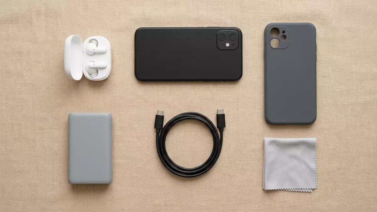 Flatlay-Arrangement rund um Smartphone mit passenden Requisiten von oben, neutral