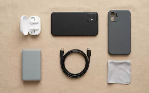 Flatlay-Arrangement rund um Smartphone zum Thema Google Pixel 8, ISIN US02079K3059, weiches Oberlicht - Foto: THN
